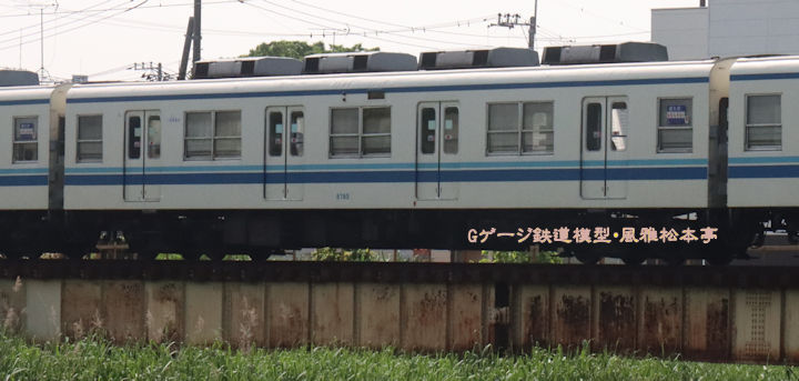 東武鉄道サハ8765。2025年(令和7年)5月、東武鉄道野田線藤の牛島(ふじのうしじま：埼玉県春日部市)駅＝春日部(かすかべ：埼玉県春日部市)駅間にて撮影。