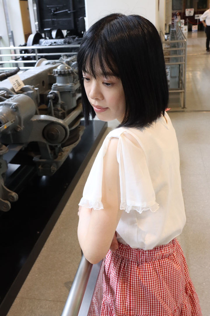森口こころさん、東武博物館に展示されているFS-356台車の前にて。2012年(平成24年)6月、東武博物館(とうぶはくぶつかん：東京都墨田区東向島四丁目28-16)にて撮影。