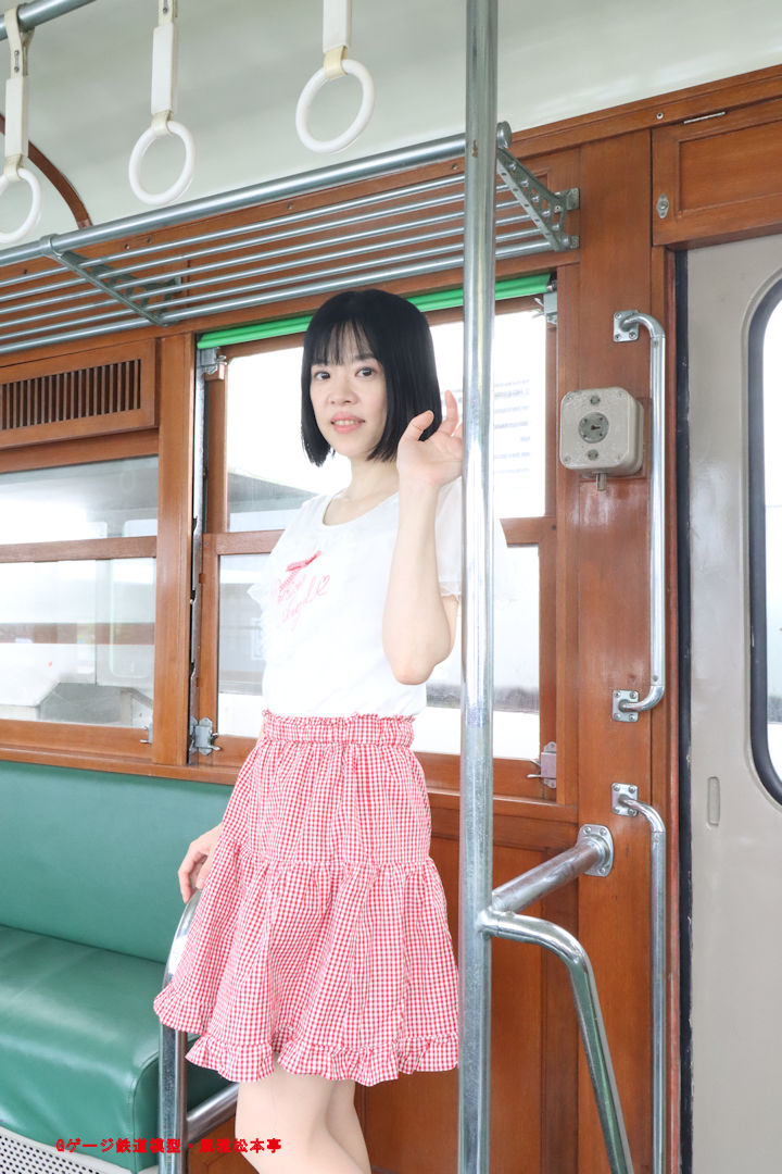 東武鉄道日光軌道線200型203号の車掌台部分に立つ、アイドル歌手の森口こころさん。2025年(令和7年)9月、東武博物館(とうぶはくぶつかん：東京都墨田区)にて撮影。