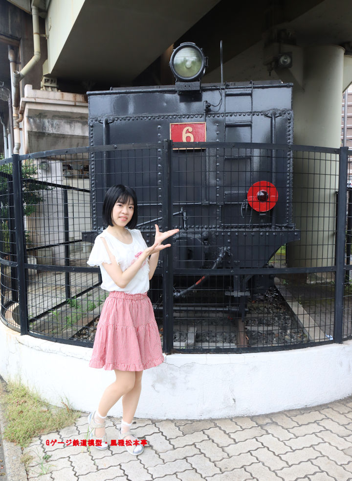東武鉄道B1型6号機、傍に立っている女性はアイドル歌手の森口こころさん。2008年(平成20年)8月、東武博物館(とうぶはくぶつかん：東京都墨田区)にて撮影。