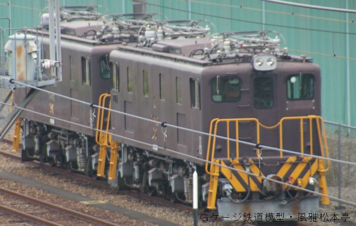東武鉄道ED5063(手前)とED5083(奥)。2005年(平成17年)10月、東武鉄道佐野線北館林荷扱所(きたたてばやしにあつかいじょ)にて撮影。