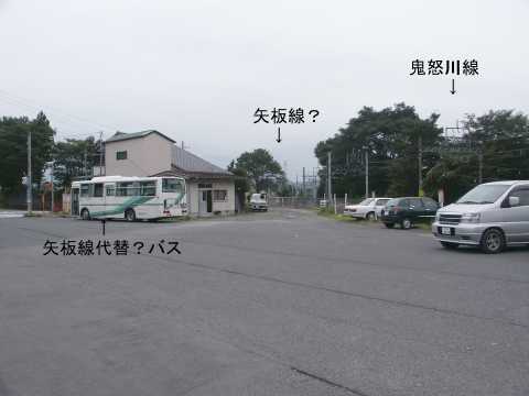 東武鉄道矢板線の分岐駅である新高徳(しんたかとく)駅より、矢板・下今市方を望んだ写真です。2004年(平成16年)8月撮影。