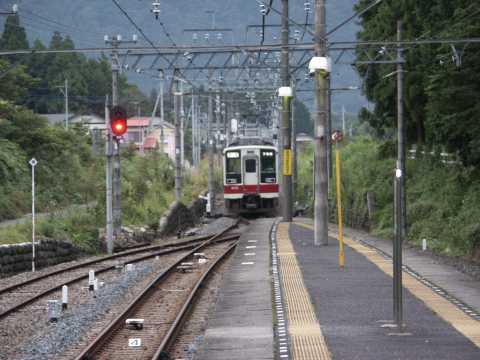 東武鉄道矢板線の分岐駅である新高徳(しんたかとく)駅。2004年(平成16年)8月撮影。