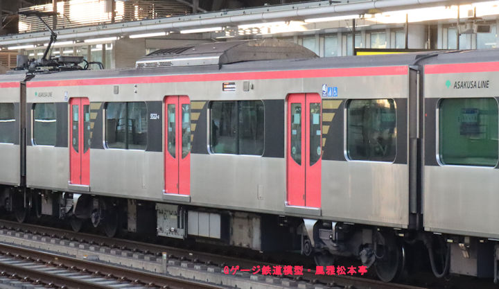 東京都交通局5522-4。2025年(令和7年)11月、成田スカイアクセス線成田湯川(なりたゆかわ:千葉県成田市)駅にて撮影。