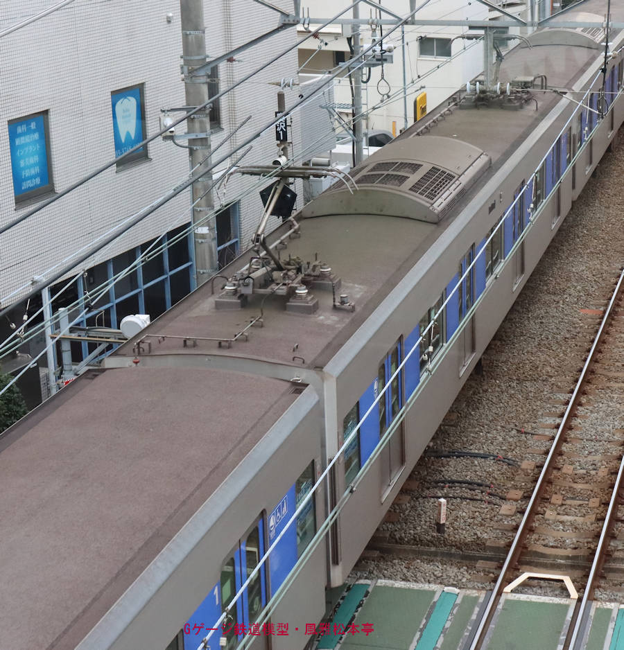 東京都交通局6500型の屋上(6505-2)、2023年(令和5年)1月撮影。