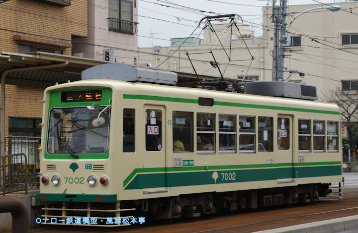 東京都交通局7002号。2007年(平成19年)1月、都電荒川線宮の前(みやのまえ：東京都荒川区)電停にて撮影。