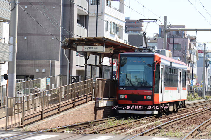 東京都交通局8901号。2025年(令和7年)4月、都電荒川線荒川遊園地前(あらかわゆうえんちまえ：東京都荒川区)電停にて撮影。
