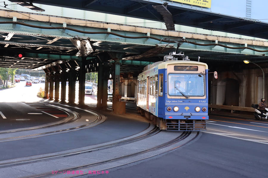 都電荒川線王子駅前(おうじえきまえ：東京都北区)電停、2022年(令和4年)10月撮影。