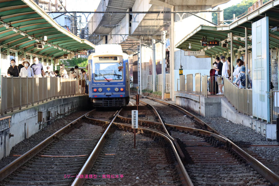 都電荒川線王子駅前(おうじえきまえ：東京都北区)電停、2022年(令和4年)10月撮影。