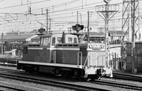 安善駅で待機するDD13。1983年(昭和58年)1月撮影。