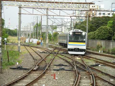 浅野駅構内に進入する205系3連海芝浦行き。2005年(平成17年)4月撮影。