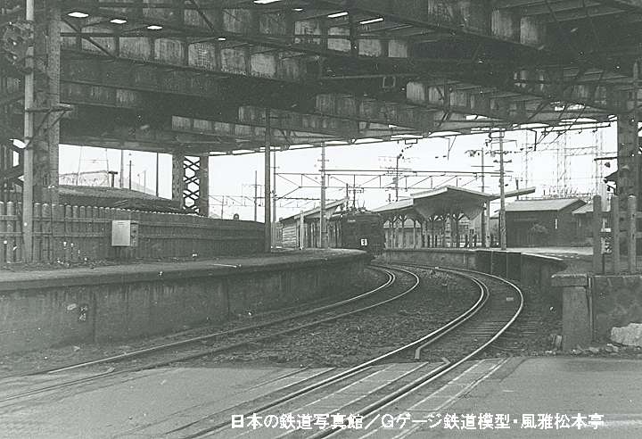 浅野駅に到着したクモハ11＋クハ16の写真です(手前がクモハ11)。1972年(昭和47年)撮影。