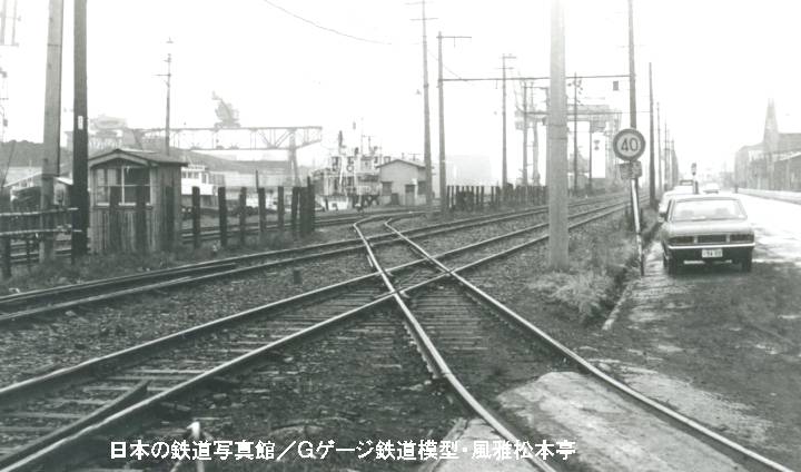 京浜運河の岸壁へ向かう日本鋼管の引き込み線。1972年(昭和47年)撮影。