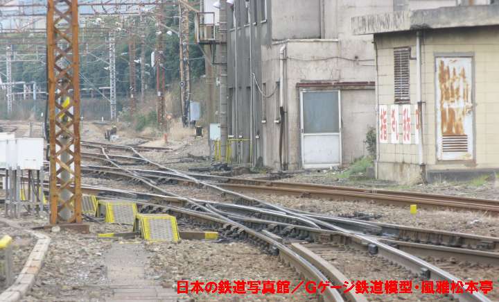 浜川崎駅名物のダブルスリップ2連発。2009年(平成21年)1月撮影。