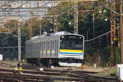 浜川崎駅付近を走行する205系3連。2005年(平成17年)4月撮影。