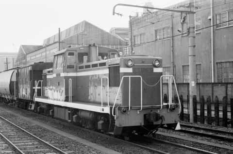DD13の牽引する日清製粉からの貨物列車。1983年(昭和58年)1月撮影。