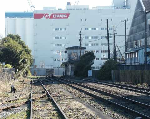 大川駅から日清製粉の工場を見た写真です。2003年1月撮影。