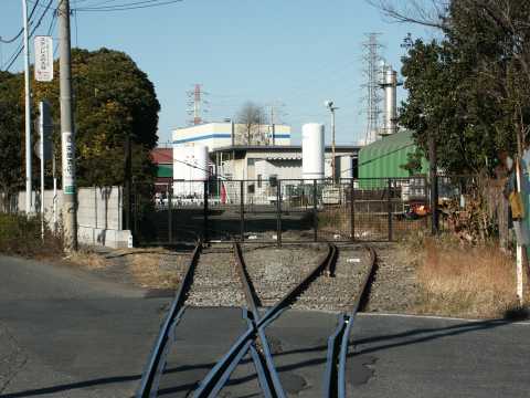 大川駅から分岐して昭和電工の工場へ入る引込線。2003年1月撮影。