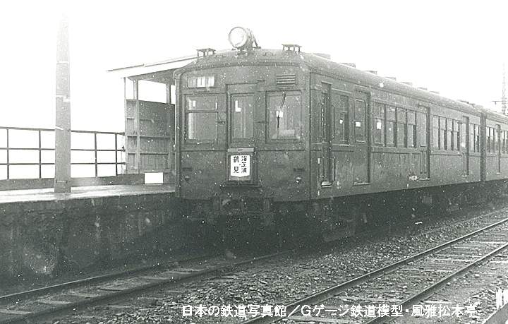 JR鶴見線新芝浦駅に停車中のクモハ11＋クハ16の写真です(手前がクハ16)。1972年(昭和47年)、新芝浦駅にて撮影。