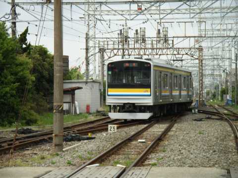 武蔵白石駅付近を通過中の電車。2005年(平成17年)4月撮影。