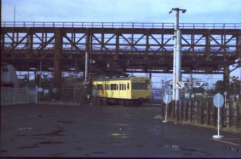 浅野駅に停車中の101系3連海芝浦行き。1985年(昭和60年)1月浅野駅にて撮影。