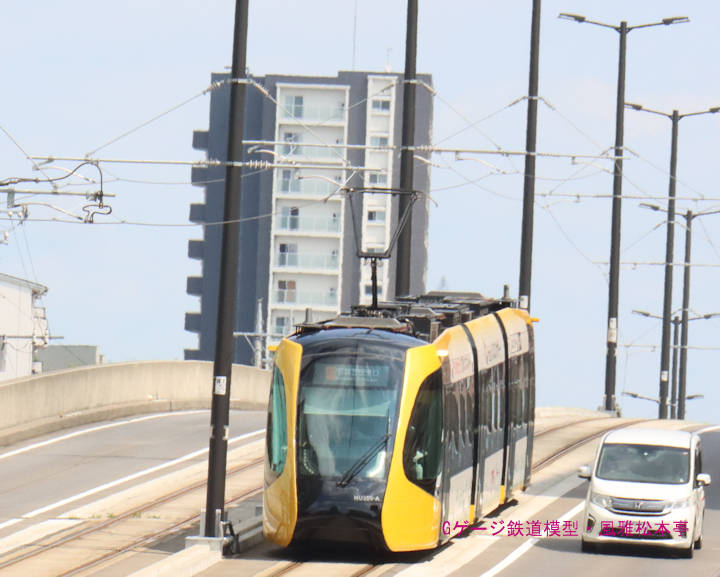 宇都宮ライトラインHU305A他3連。2024年(令和6年)9月、宇都宮ライトライン駅東公園前(えきひがしこうえんまえ：栃木県宇都宮市)電停＝峰(みね：栃木県宇都宮市)電停間にて撮影。