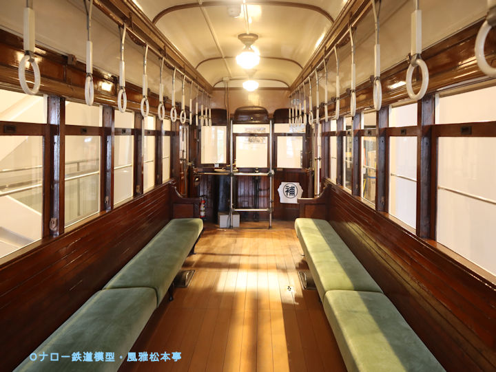 横浜市電523号の車内。2025年(令和7年)6月、横浜市電保存館(旧滝頭車庫：神奈川県横浜市磯子区)にて撮影。