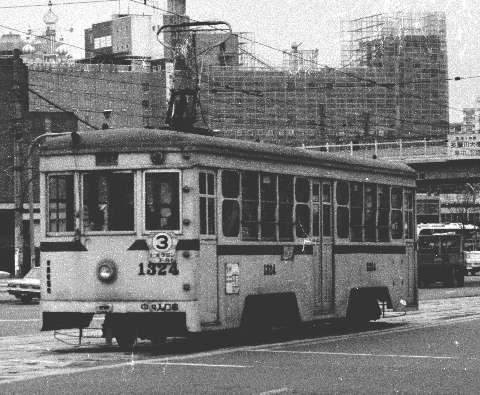 横浜市電1324号。1970年(昭和45年)3月、横浜市電横浜駅前(よこはまえきまえ：神奈川県横浜市西区)電停にて撮影。