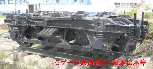 静岡県富士市内で保存されているTR23・DT12型2軸ボギー台車。