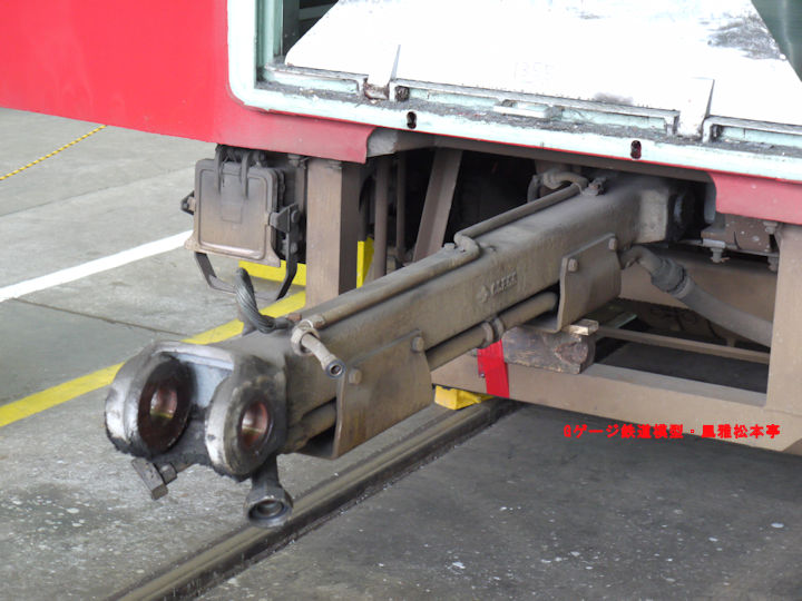 実物の電車が使用しているドローバー。2010年(平成22年)5月、京浜急行久里浜工場にて許可を得て撮影(初代1000型が使用しているもの)。