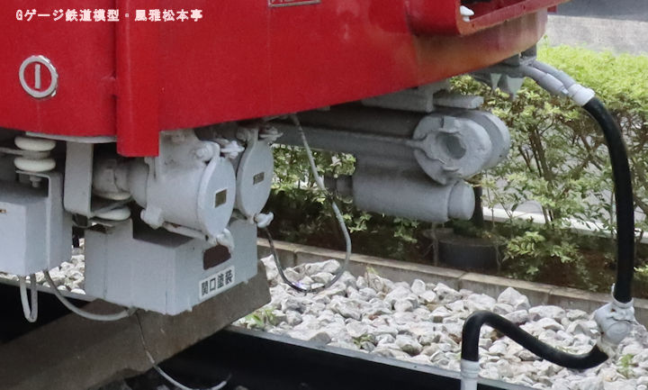 実物の電車が使用しているドローバーの受け側(車体側)。2022年(令和4年)6月、ホビーセンターKATO(東京都新宿区)にて撮影。京浜急行デハ230型が使用しているモノです。