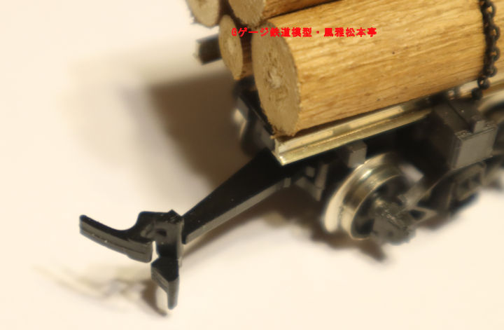 NMRA規格のX2F型連結器。X2F coupler of NMRA, Rivarossi made log car.