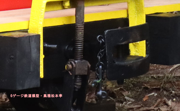 実物の軽便鉄道の客車(車掌車)に使われている朝顔形連結器。2025年(令和7年)10月、赤沢森林鉄道(あかざわしんりんてつどう：長野県木曽郡上松町)にて撮影。