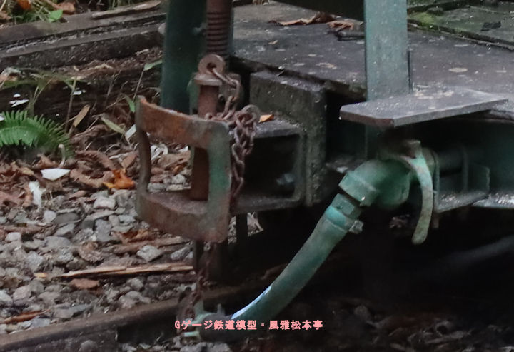 実物の軽便鉄道の貨車に使われて朝顔形連結器。2025年(令和7年)10月、赤沢森林鉄道(あかざわしんりんてつどう：長野県木曽郡上松町)にて撮影。