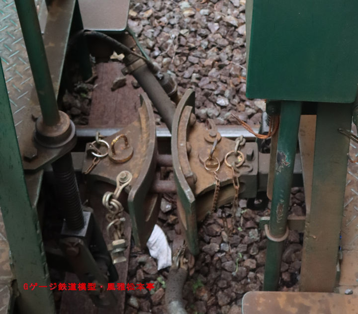 実物の軽便鉄道の客車に使われて朝顔形連結器。2025年(令和7年)10月、赤沢森林鉄道(あかざわしんりんてつどう：長野県木曽郡上松町)にて撮影。