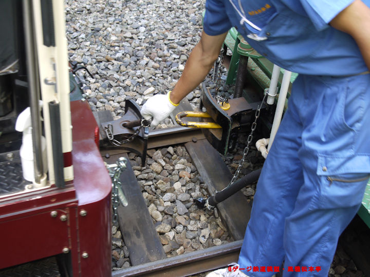実物の軽便鉄道の客車に使われて朝顔形連結器。2010年(平成22年)9月、赤沢森林鉄道(あかざわしんりんてつどう：長野県木曽郡上松町)にて撮影。