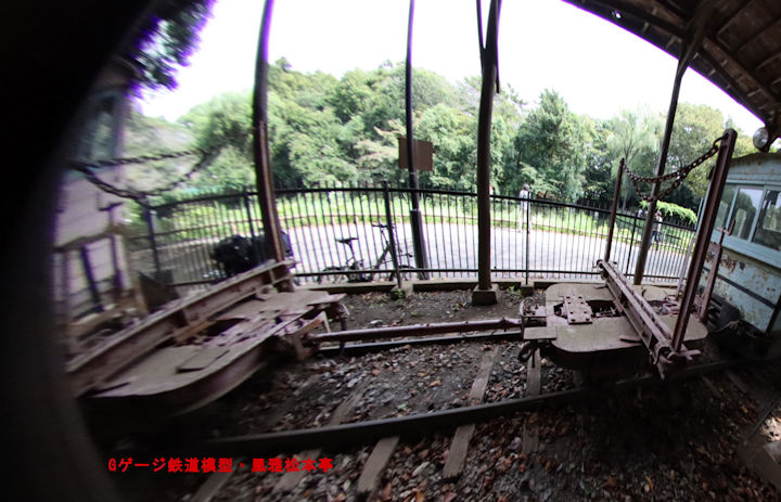 実物の軽便鉄道の貨車(運材台車)に使われて朝顔形連結器。2023年(令和5年)9月、千葉県習志野市立藤崎森林公園(ふじさきしんりんこうえん：千葉県習志野市)にて撮影。