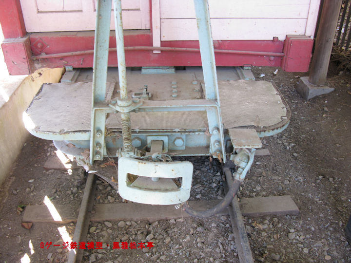 実物の軽便鉄道の貨車(運材台車)に使われている朝顔形連結器。2008年(平成20年)2月 千葉県習志野市立藤崎森林公園(ふじさきしんりんこうえん：千葉県習志野市)にて撮影。