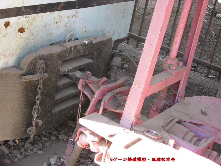 実物の軽便鉄道の貨車(運材台車)・機関車に使われている朝顔形連結器。2008年(平成20年)2月 千葉県習志野市立藤崎森林公園(ふじさきしんりんこうえん：千葉県習志野市)にて撮影。