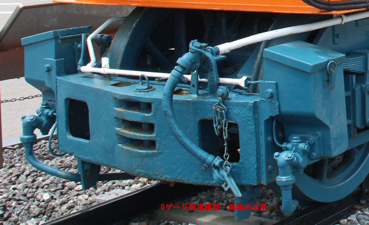 実物の軽便鉄道の機関車に使われている朝顔形連結器？。2016年(平成28年)6月 富山地方鉄道新黒部(しんくろべ：富山県黒部市)駅前にて撮影、但し写真に写っている車輛は黒部峡谷鉄道のED8号です。