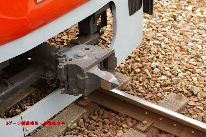 実物のヴァン・ドーン(バンドン)型密着連結器、阪神電鉄8228号が使用しているモノです。2006年(平成18年)12月、阪神電鉄尼崎(あまがさき：兵庫県尼崎市)駅にて撮影。Prototypical Van Dorne coupler.