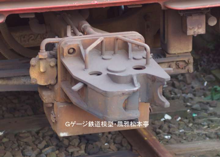 実物の連結器アダプター。2006年(平成18年)12月、銚子電気鉄道銚子(ちょうし：千葉県銚子市)駅にて撮影(デハ1000型が使用しているものです)。