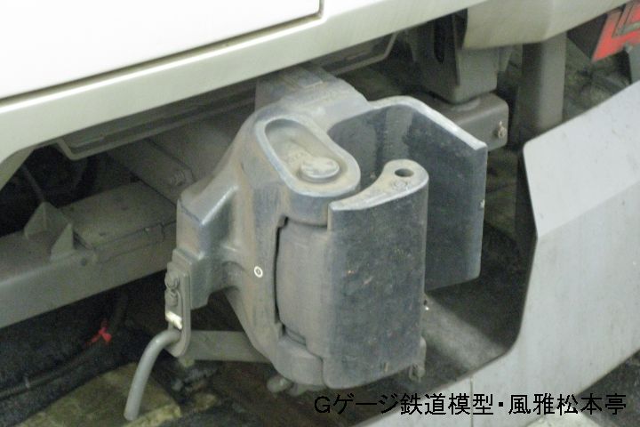 実物の自動連結器。2008年(平成20年)5月、東京急行渋谷駅で撮影(東急新5000系が使用しているものです)。Prototypical knucle type coupler.