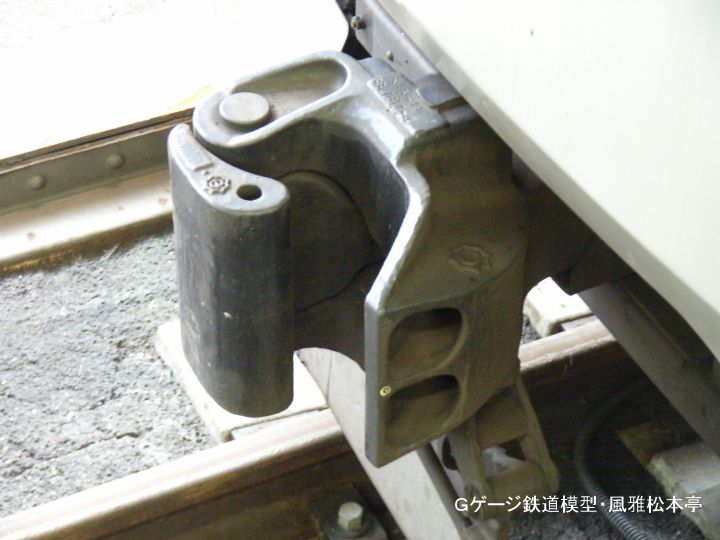 実物の自動連結器。2007年(平成19年)10月、東京急行渋谷駅で撮影(東急新5000系が使用しているものです)。Prototypical knucle type coupler.