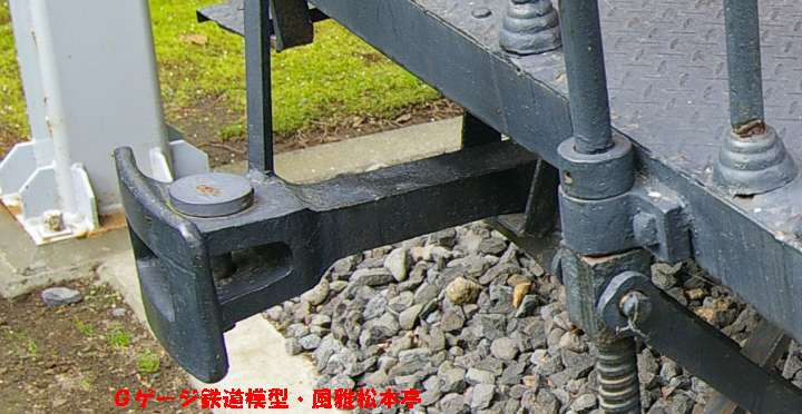 実物の軽便鉄道の客車に使われて朝顔形連結器。2007年(平成19年)6月、王子アカシア公園(北海道苫小牧市)にて撮影。