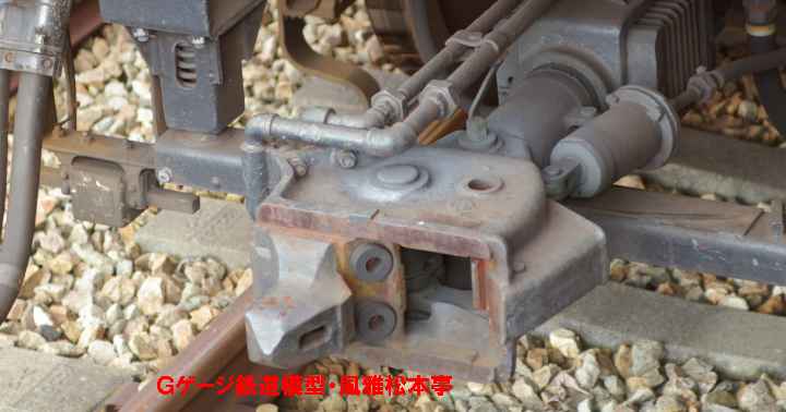 実物のヴァン・ドーン型密着連結器。2006年(平成18年)12月、阪神電鉄武庫川団地前駅にて撮影(7861型が使用しているものです)。Prototypical Van Dorne coupler.