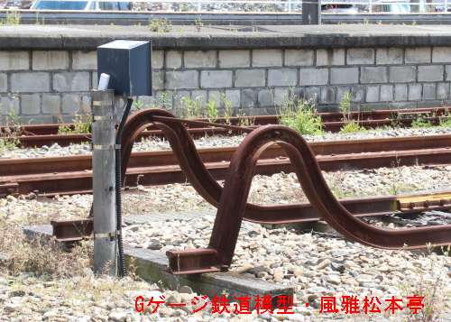 レールを曲げ加工した車止め。2019年(令和元年)5月、JR東日本安房鴨川(あわかもがわ：千葉県鴨川市)駅にて撮影。