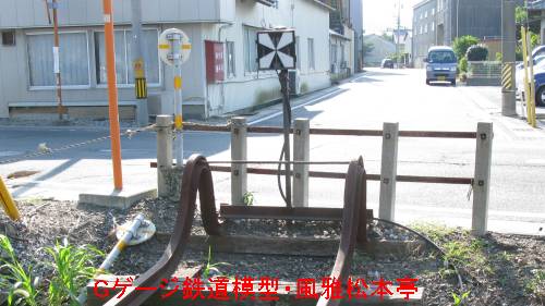 レールを曲げ加工した車止め。2009年(平成21年)8月、豊橋鉄道三河田原(みかわたはら：愛知県田原市)駅にて撮影。