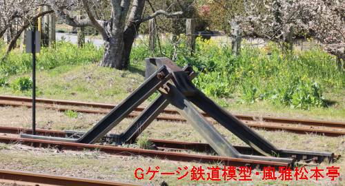 レールを加工して櫓状にした車止め。2021年(令和3年)2月、小湊鉄道里見(さとみ：千葉県市原市)駅にて撮影。
