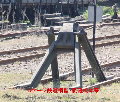 レールを加工して櫓状にした車止め。2021年(令和3年)2月、小湊鉄道里見(さとみ：千葉県市原市)駅にて撮影。